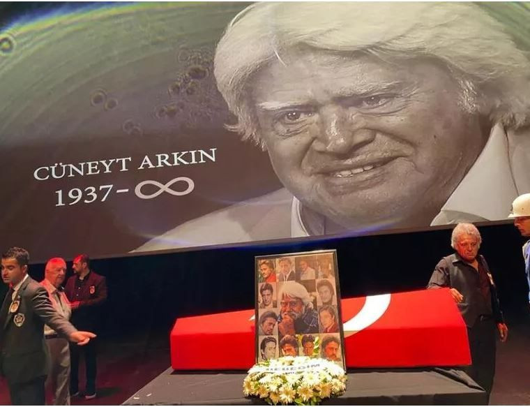 Cüneyt Arkın'ın cenazesinde eşi ve oğulları perişandı! Ünlüler akın etti kızı gelmedi - Resim: 4