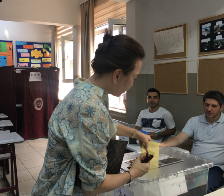 Sezen Aksu seçimde oy verdi : Başıma bir iş gelmeyecek değil mi? - Resim: 1