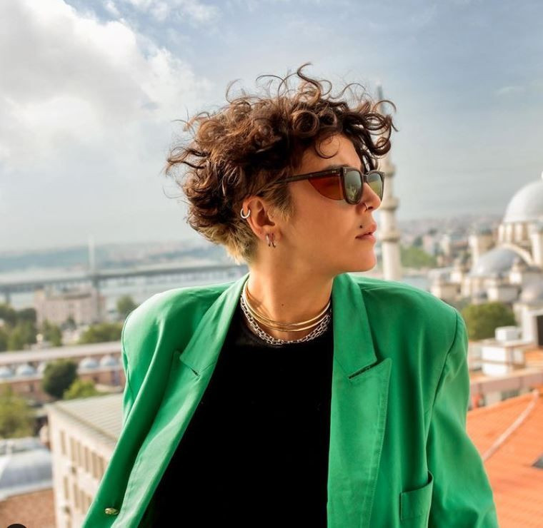 Senem Kuyucuoğlu'ndan kız arkadaşıyla dudak dudağa poz! - Resim: 1