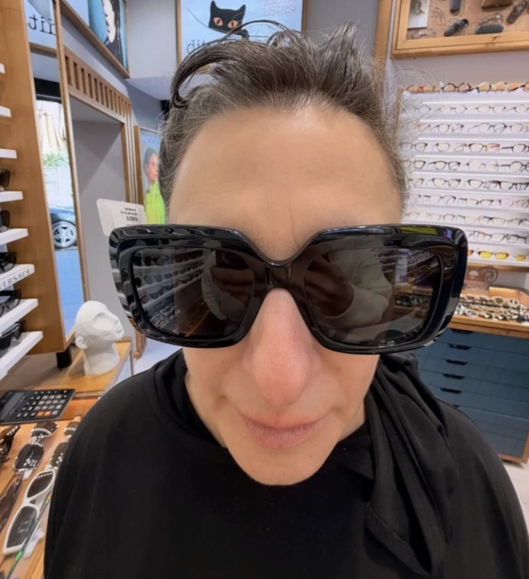 Esra Dermancıoğlu alışverişten paylaştı! Gözlük tercihleri olay... - Resim: 2