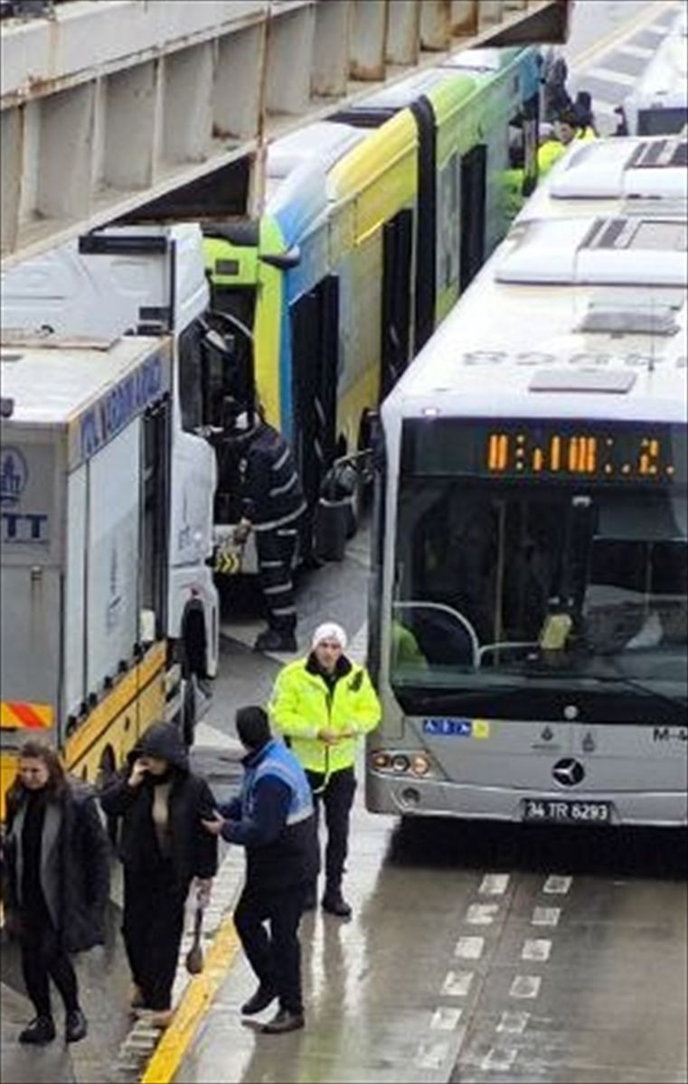 İstanbul'da metrobüsler çarpıştı! Yaralılar var - Resim: 1