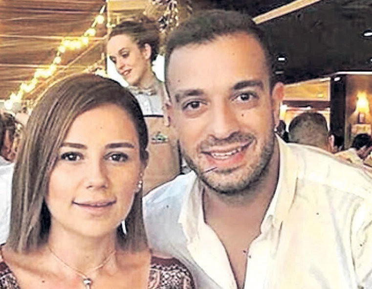 Merve Özbey'in yüzüne ne olmuş öyle bir de dekoltesine bakın - Resim: 1