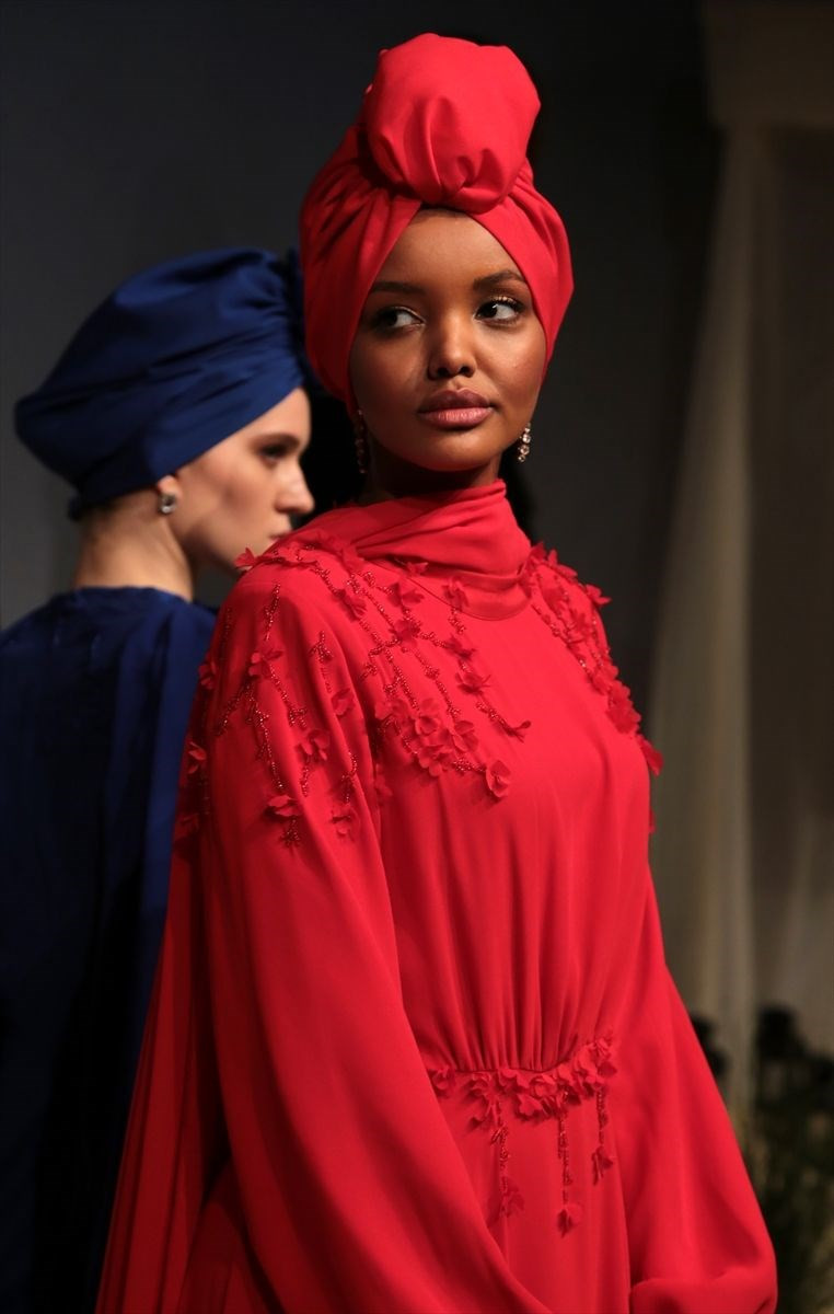 Tesettürlü model defilenin ilgi odağı oldu! - Resim: 3