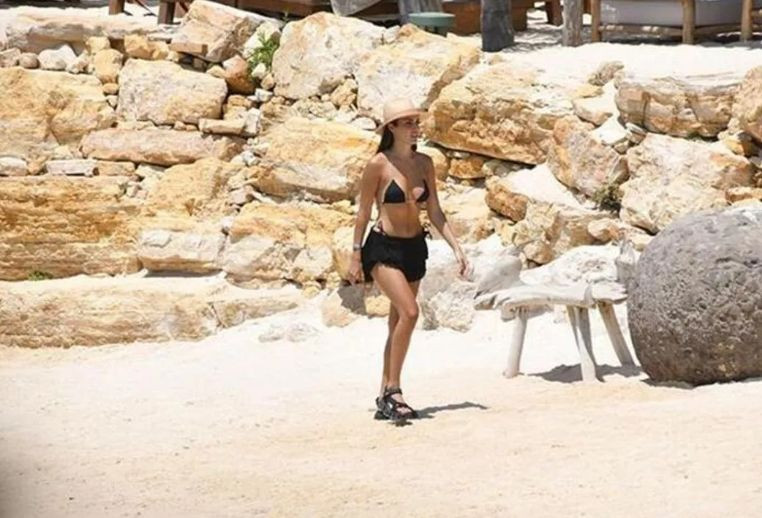 Hande Erçel Çeşme sahiline damga vurdu! - Resim: 3