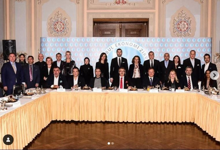 Dolar ve Euro ile elbise tasarladı! Genç modacı defileyi salladı - Resim: 1