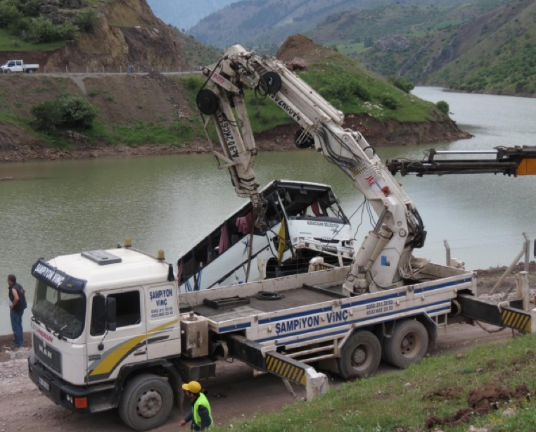 Tur otobüsü baraja uçtu - Resim: 1