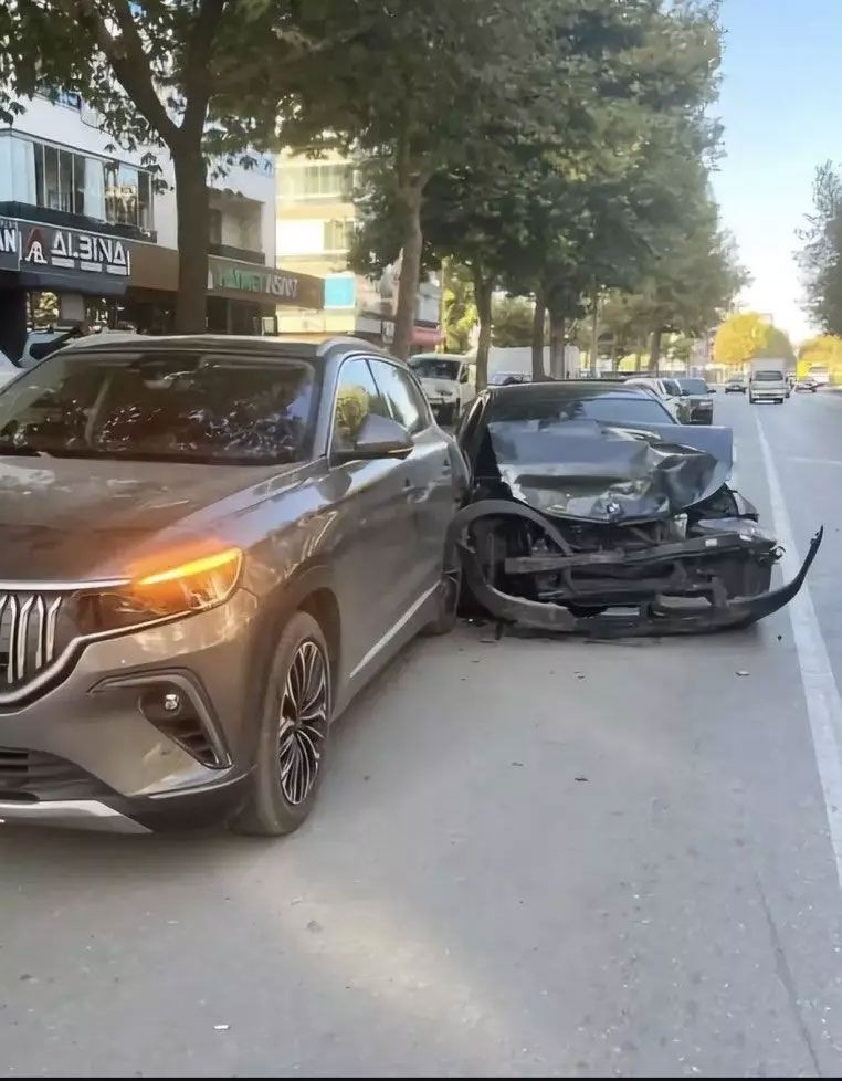 Togg'a çarpan BMW paramparça oldu! Sosyal medya yıkıldı - Resim: 1