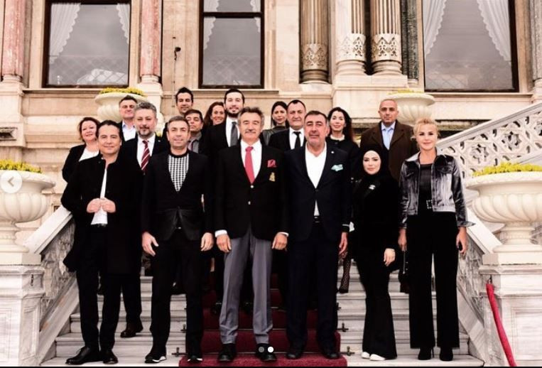 Dolar ve Euro ile elbise tasarladı! Genç modacı defileyi salladı - Resim: 2