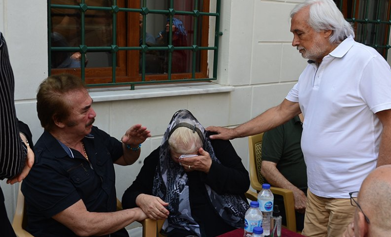 Neşe Karaböcek'i yıkan ölüm cenazede Orhan Gencebay ve Müjdat Gezen teselli etti - Resim: 1