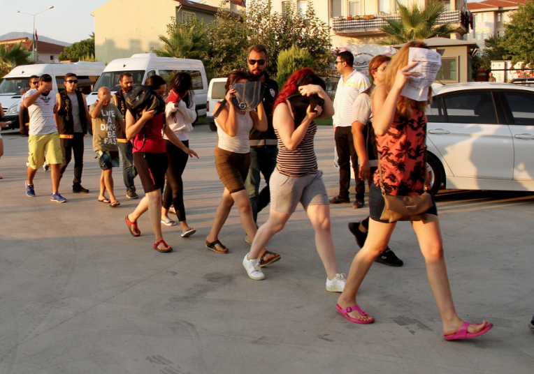 Masaj salonlarına 'Kankanı al da gel' baskını - Resim: 4