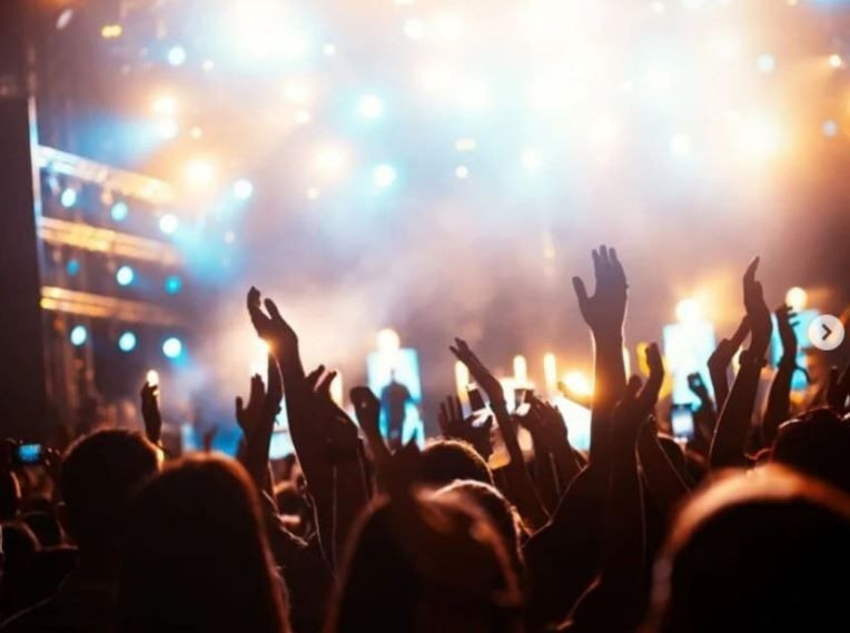 Gece 12'den sonra müzik yasağı kalkıyor mu ünlülerden müzik kısıtlamasına tepki - Resim: 1