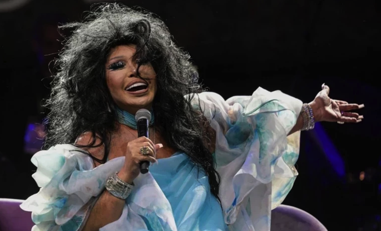 Bülent Ersoy'dan dinleyiciye zehir zemberek sözler! Sahnede adeta ateş püskürdü, eline geçeni fırlattı - Resim: 4