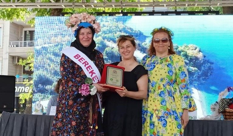 53 yaşında güzellik ödülü aldı, tacı başına taktı - Resim: 1