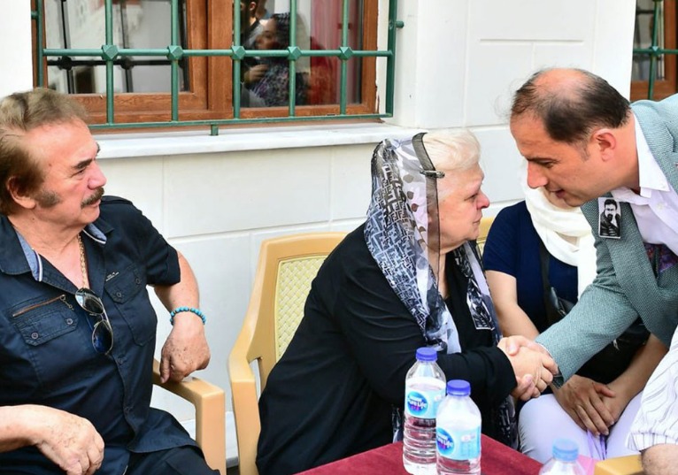 Neşe Karaböcek'i yıkan ölüm cenazede Orhan Gencebay ve Müjdat Gezen teselli etti - Resim: 3