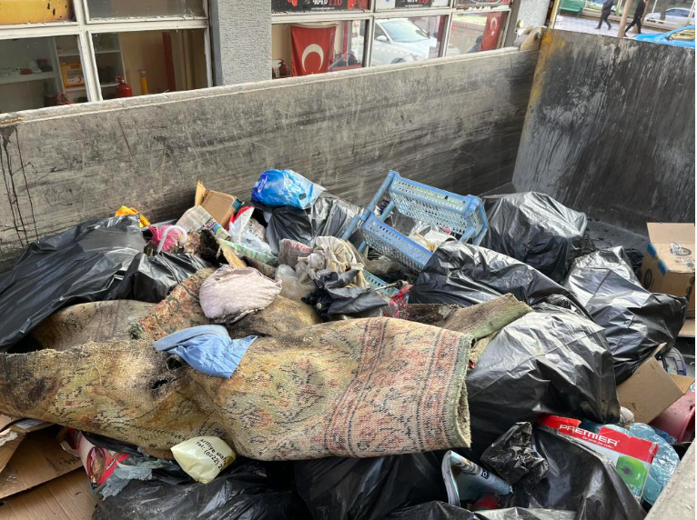Evden 40 ton çöp çıktı! Komşular pis kokudan isyan edince şok gerçek çıktı - Resim: 2