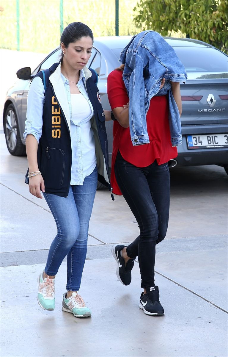 Aylık geliri 8 milyon lira polis evin her tarafından çıkan paraları saya saya bitiremedi - Resim: 2