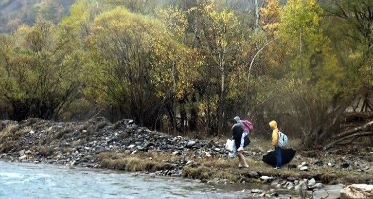 Köylü baba 2 çocuğunu her gün sırtında çaydan geçirip okula ulaştırıyor! - Resim: 3