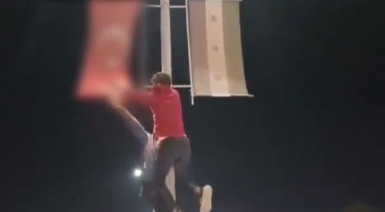 Suriye'de Türk bayrağı yaktılar, Mustafa sandal ateş püskürdü! Öfkeden deliye döndü, açtı ağzını yumdu gözünü! - Resim: 2