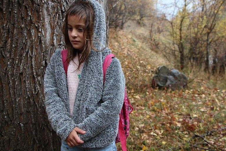 Köylü baba 2 çocuğunu her gün sırtında çaydan geçirip okula ulaştırıyor! - Resim: 2