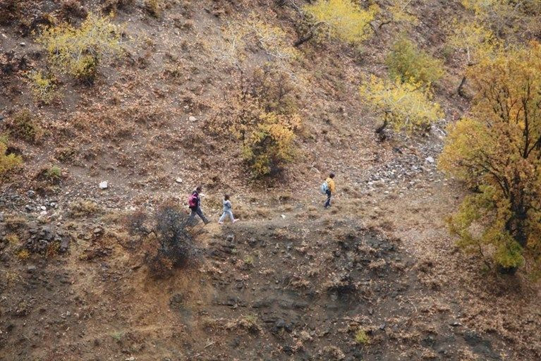 Köylü baba 2 çocuğunu her gün sırtında çaydan geçirip okula ulaştırıyor! - Resim: 4