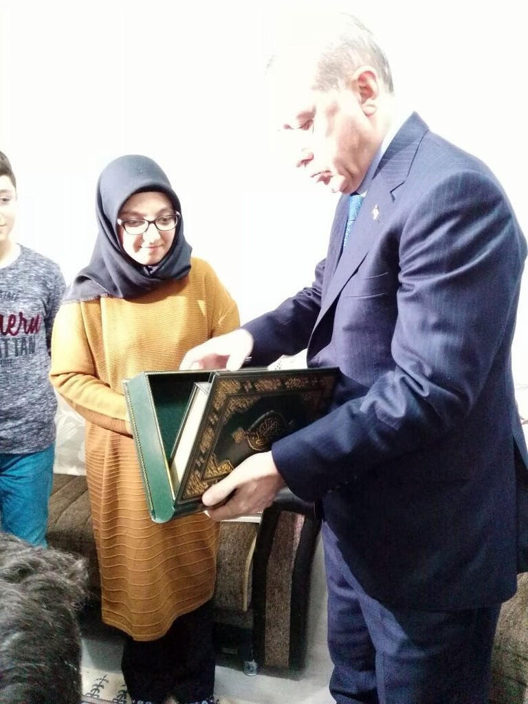 Erdoğan pankart açan genç kızın evini ziyaret etti! - Resim: 3