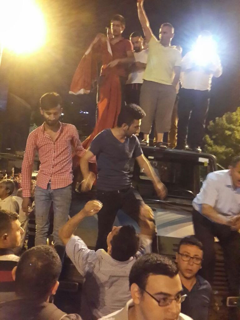 Milyonlar sokağa indi halk tankların üstüne çıktı - Resim: 4