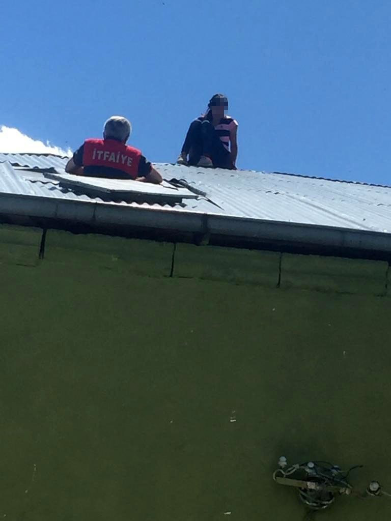 Kars'ta intihar etmek isteyen kız çocuğu itfaiye eri tarafından böyle kurtarıldı - Resim: 1