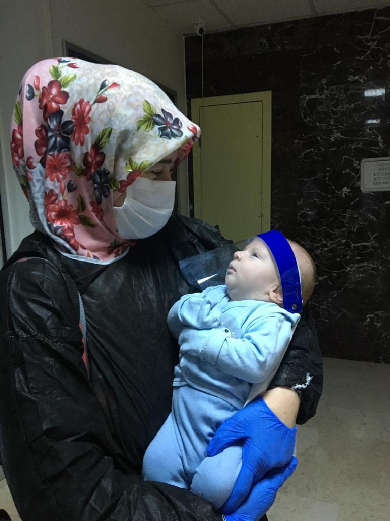 Koronayı yenen 17 günlük bebek ile anne ve babası alkışlarla taburcu edildi - Resim: 1