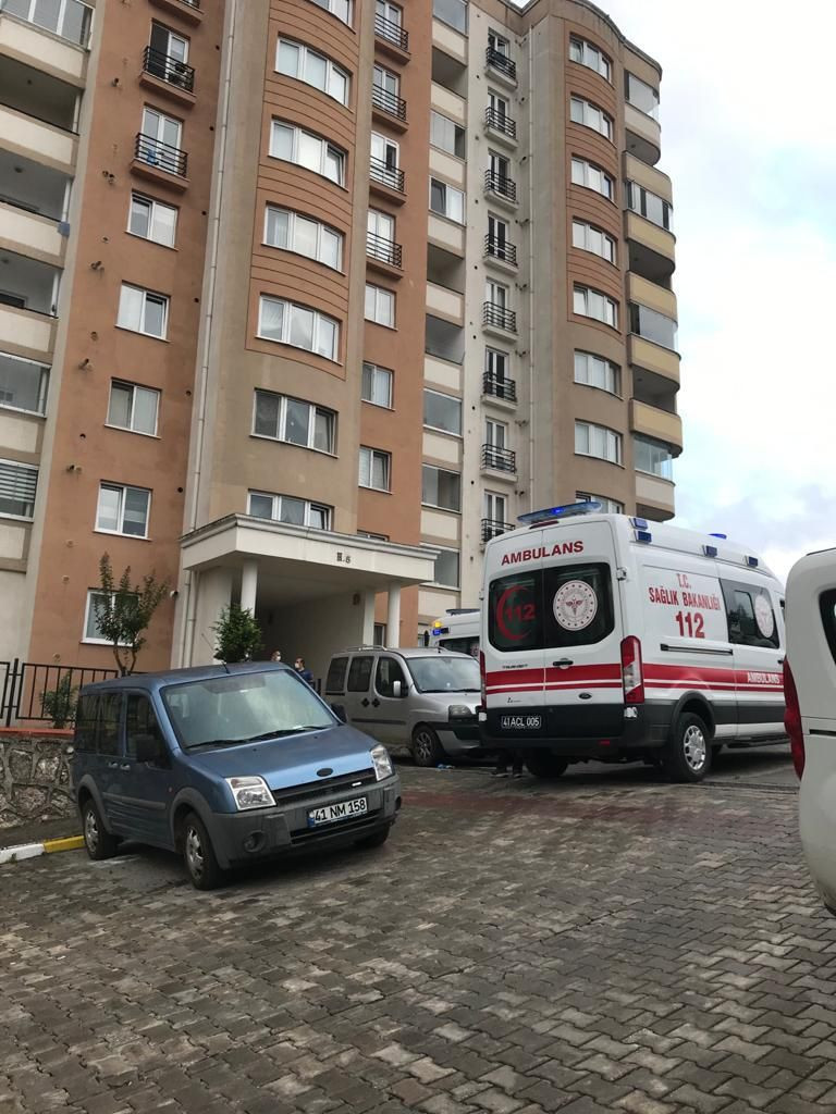 İzmit'te müezzin koca kendisini boğazından bıçaklayan eşini boğarak öldürdü bütün gece boyunca... - Resim: 4