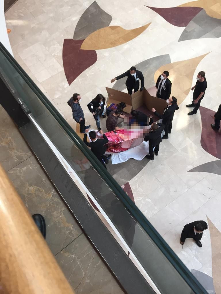 AVM'de korkunç ölüm! Hamile genç kadın yemek katından beton zemine çakılarak öldü - Resim: 2