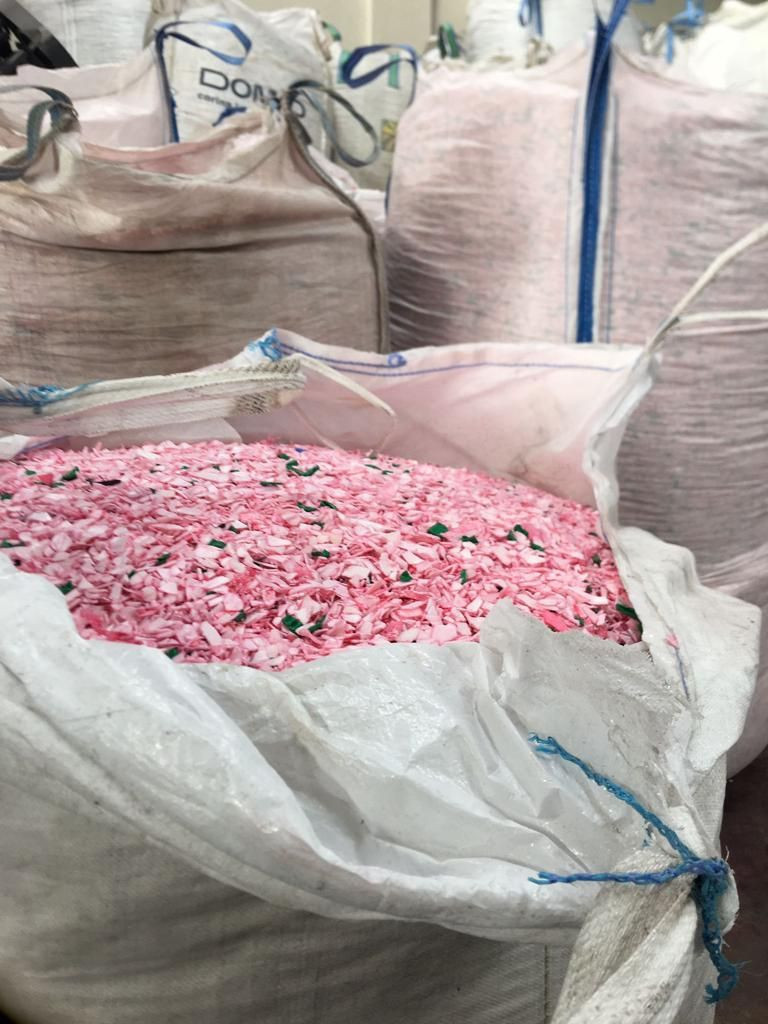 Neler oluyor böyle! Derenin rengi kırmızıya döndü vatandaş tedirgin oldu! - Resim: 2