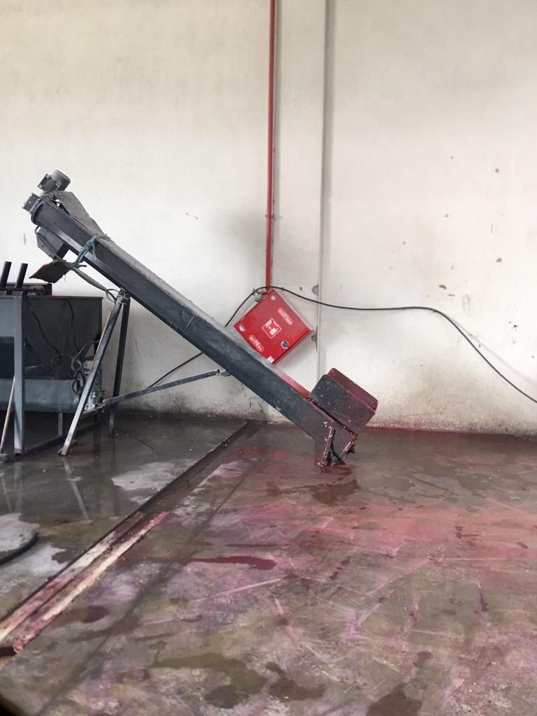 Neler oluyor böyle! Derenin rengi kırmızıya döndü vatandaş tedirgin oldu! - Resim: 3