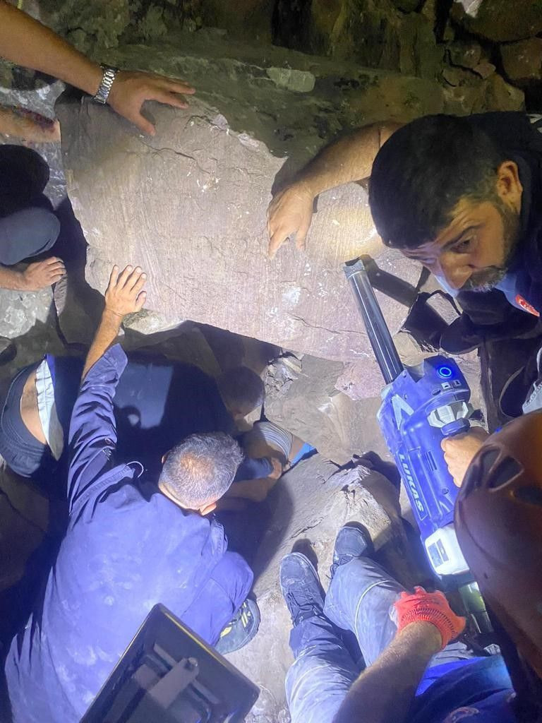 Devasa kayaların arasına sıkıştı! Ekipler de şaşkına döndü - Resim: 3