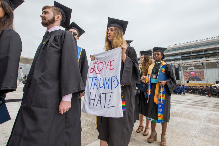 Amerika'nın 2 numaralı ismi Mike Pence böyle protesto edildi  - Resim: 2
