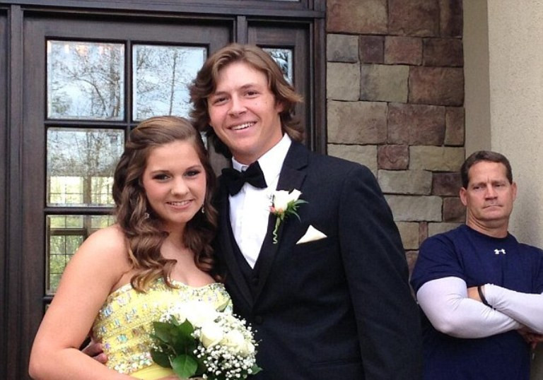 Kızını kanepede bir erkekle uyurken buldu bakın baba ne yaptı - Resim: 2