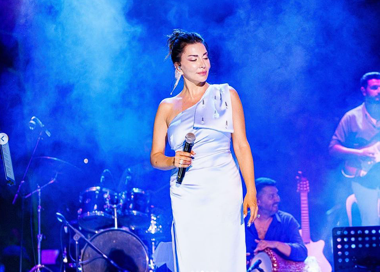 Ebru Yaşar'a Ayvalık konserinde hayranlarından yoğun ilgi - Resim: 4