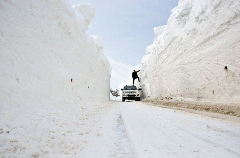 Bu fotoğraflar bugün çekildi! Yüksekova’da kar kalınlığı 6 metreyi geçti! - Resim: 1