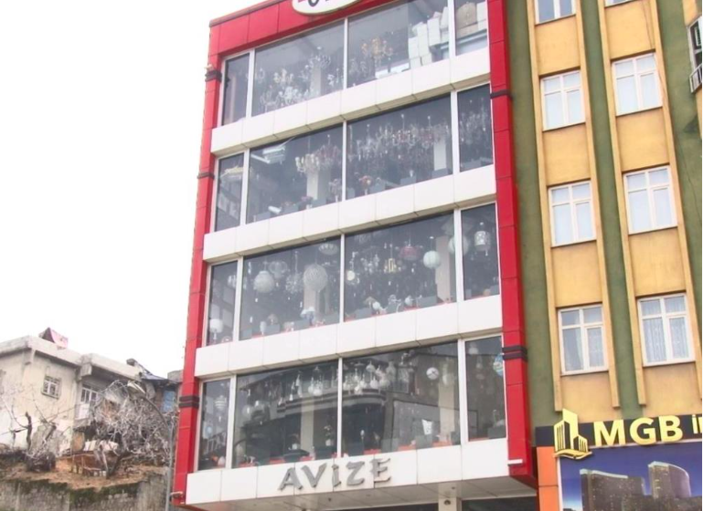 Kahramanmaraş'ta yer yerinden oynarken avize dükkanı bana mısın demedi! - Resim: 4