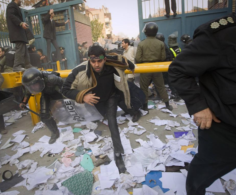Tahran'da İngiliz Büyükelçiliği'ne saldırı - Resim: 3