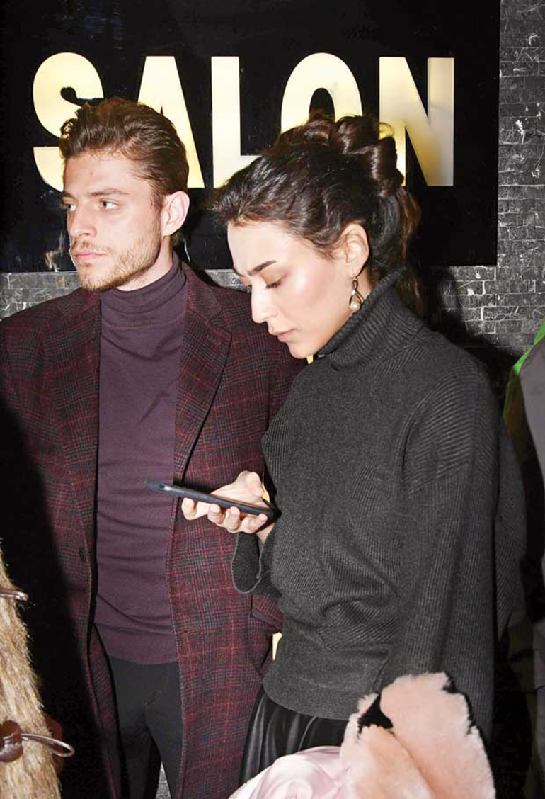 Galada kavga! Herkesin ortasında birbirlerine girdiler - Resim: 1