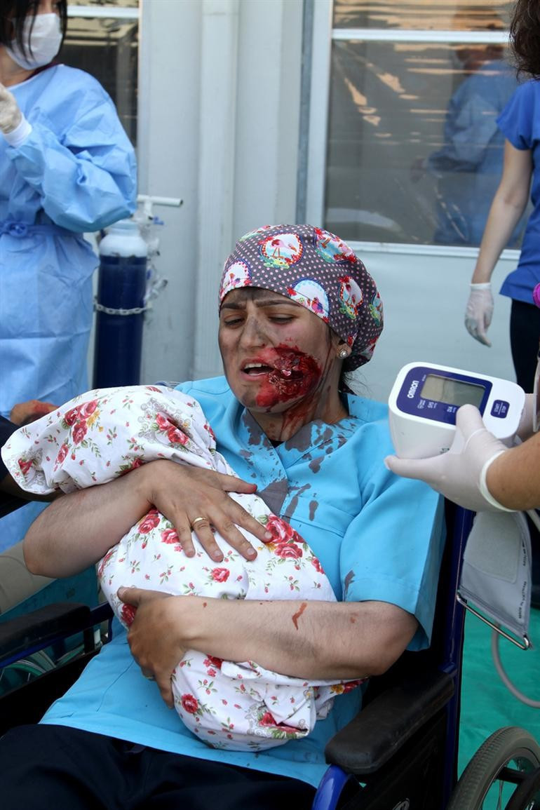 Patlama tatbikatı dehşet içinde bıraktı - Resim: 3