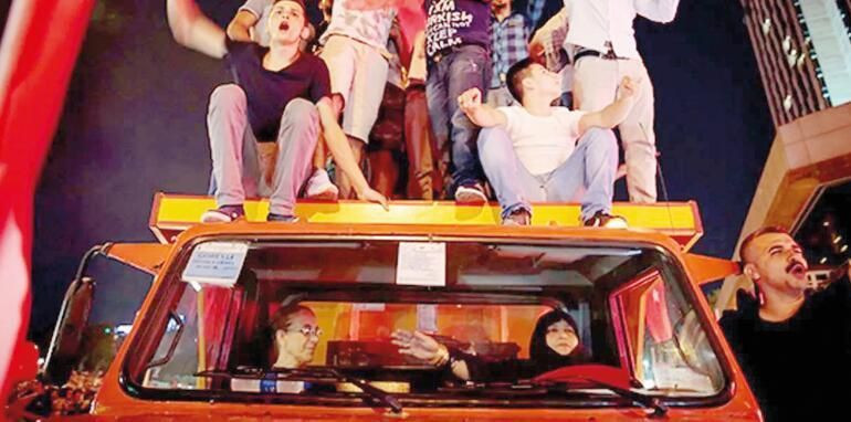 15 Temmuz gecesinin hiç akıllardan çıkmayan fotoğrafları... - Resim: 3