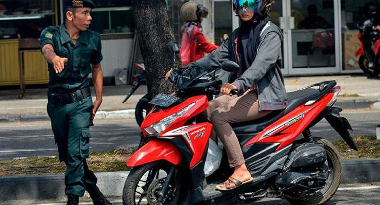 Trafikte hepsini durdurdu! Dar pantolon kontrolü - Resim: 1