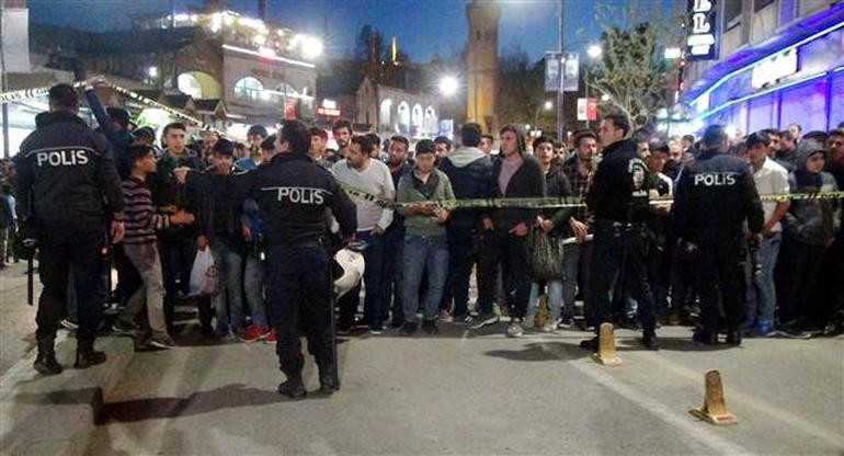 Polise kafa atan kişi linç edilmek istendi - Resim: 3