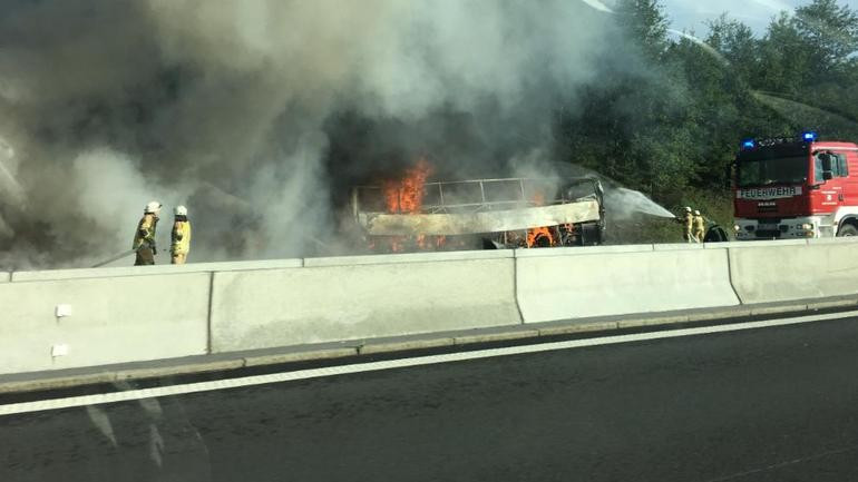 Almanya'da dehşet kaza tur otobüsü bir anda alev aldı - Resim: 3
