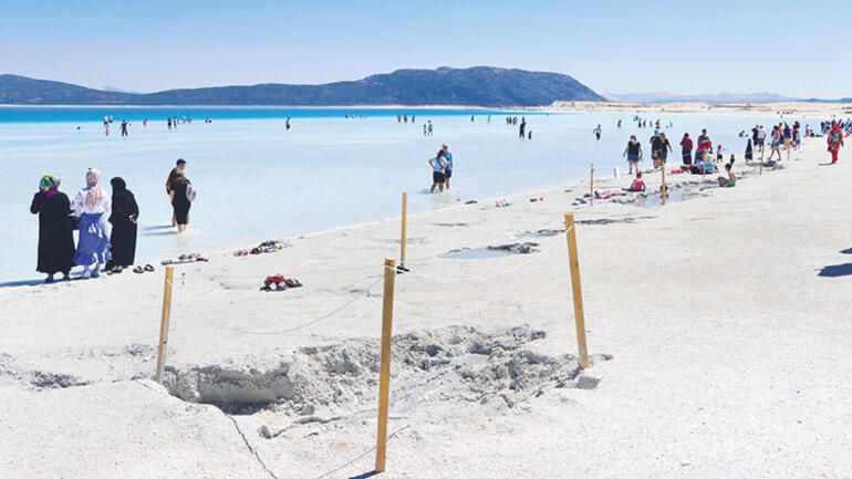 Salda Gölü'ne 'şifa olsun' diye çukur açtılar! Ziyaretçi yağıyor - Resim: 1