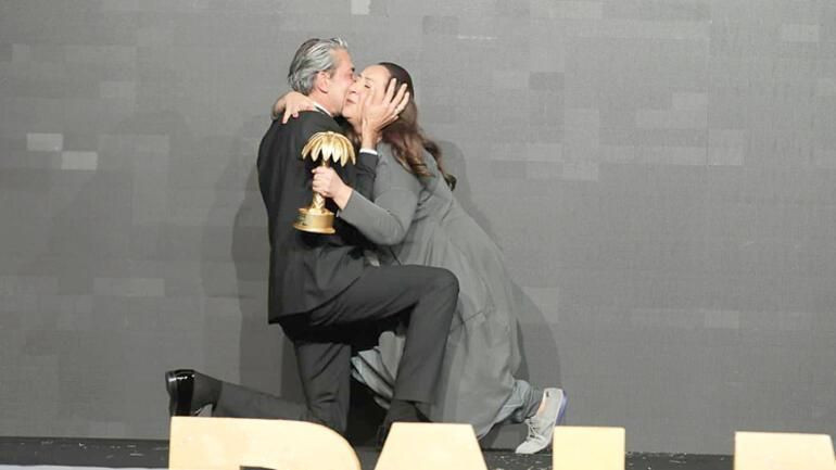 Erkan Petekkaya Binnur Kaya'nın önünde diz çöktü! Golden Palm Awards ödül töreni - Resim: 1