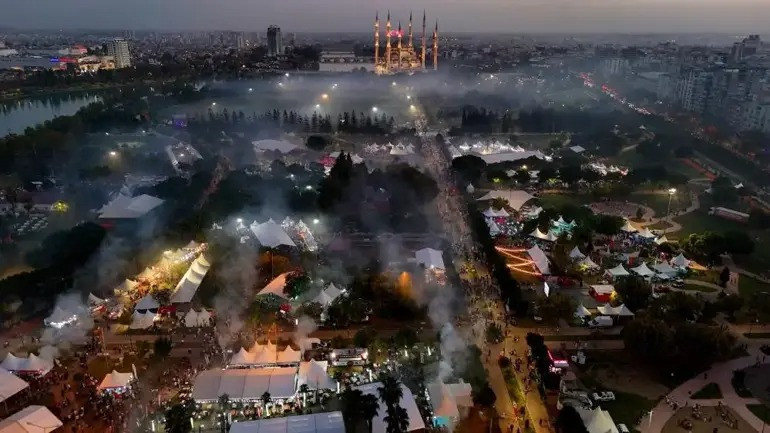 Adana'da gökyüzü dumanla kaplandı! Kokuyu duyan alana koştu - Resim: 2