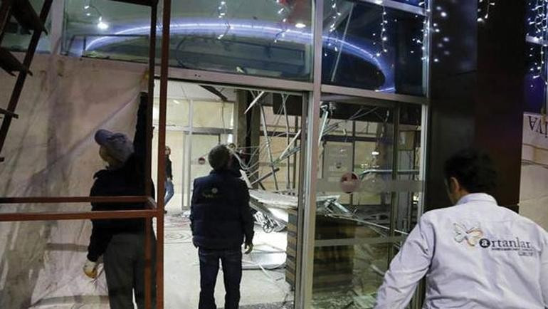 Alışveriş merkezinin asma tavanı çöktü - Resim: 2