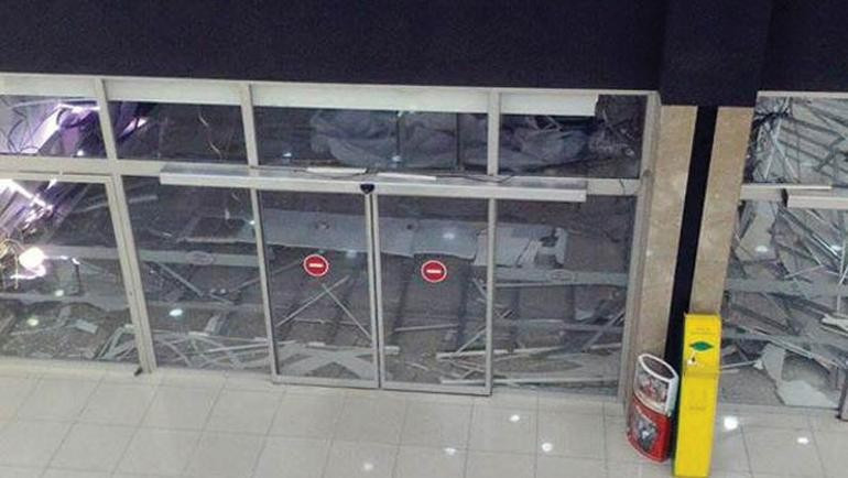 Alışveriş merkezinin asma tavanı çöktü - Resim: 3